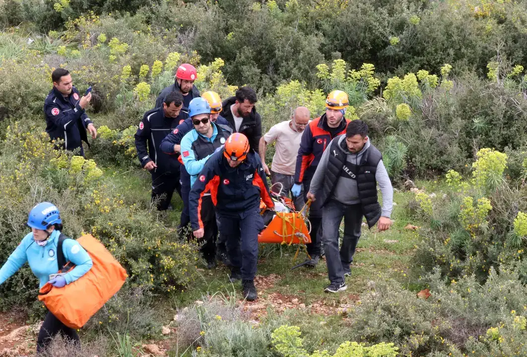 Genç Kadın Kepez'de 20 Metrelik Kayalıklardan Düştü 5